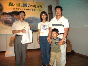 田中センター長と3000人目となった家族の写真