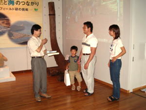 田中センター長と懇談する家族の写真