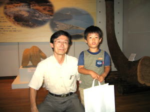 田中センター長と男の子の写真