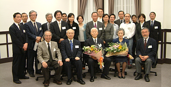 佐野先生ご夫妻と出席者全員の集合写真
