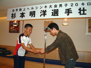 京都大学体育会から激励金目録贈呈を受け取る杉本さん