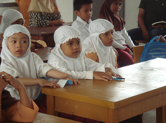 インドネシアでは、学校では国語で国民の物語を学び、日常的には地方語や民族語でそれぞれの経験や思いを語り合う。映画は民族・地方や世代の違いを越えて人々を結ぶ国民的なメディアである。