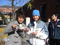 Participants eating the delicious ‘mochi’