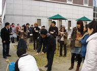 Picture of　participants enjoying pounding mochi