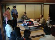 Participants listening eagerly to the explanation about ‘kimono’