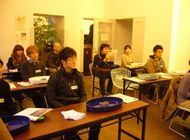 Picture of participants eagerly listening to the explanation about ‘Ikebana’