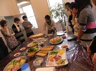 Picture of participants paying attention eagerly to the explanation of how to make ‘Eho-maki’