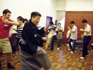 『附子』の一場面を練習している参加者