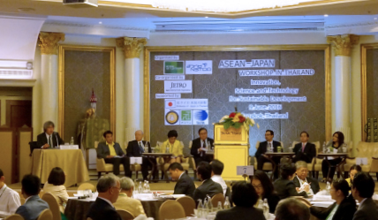 第3回 ASEAN－JAPANワークショップ（STSフォーラム主催）セッションにて山極総長が議長を務める様子