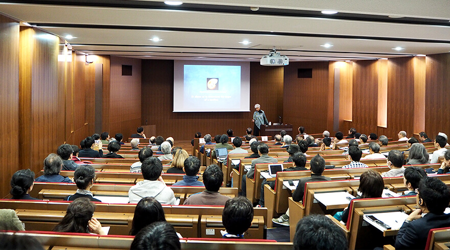 国際共同利用・共同研究拠点として認定される京都大学数理解析研究所には、世界中の優れた研究者たちが訪れるイメージ