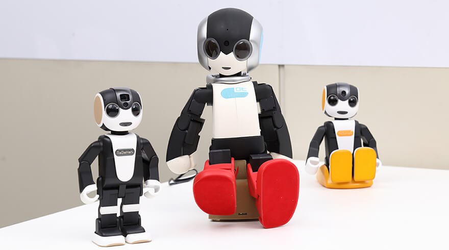 組み立て式コミュニケーションロボット「ロビ」（中央）と、ロボット電話「ロボホン」（左・右）