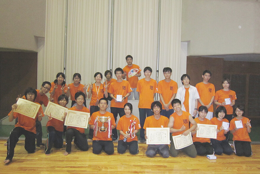 当時の京都大学かるた会のメンバーたち。前段左から二人目が山添さん。イメージ