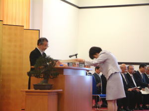 尾池総長からの博士学位授与の写真