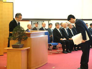 尾池総長からの博士学位授与の写真