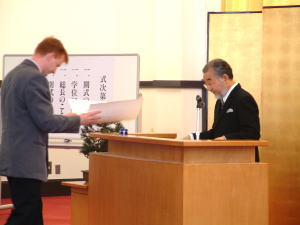 尾池総長からの博士学位授与の写真