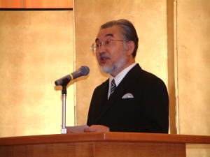 式辞を述べる尾池総長の写真
