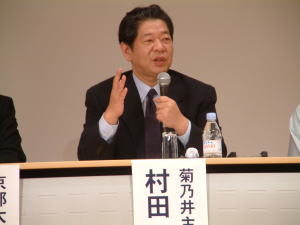意見を述べるパネリストの写真 