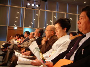 着席している 講演者とパネリストの写真