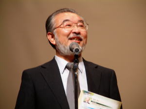 プロローグを語る尾池総長の写真