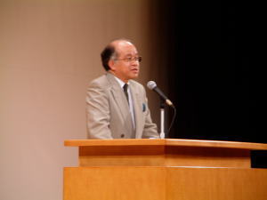 基調講演する作家の浅田次郎氏 