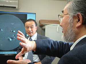黒河教授（左）と尾池総長（右）