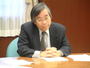 質問に答える丸山副学長
