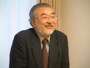 記者にコメントを述べる尾池