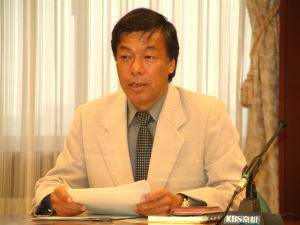 説明する本間理事・副学長