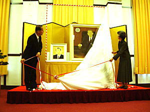 長尾前総長ご夫妻による除幕