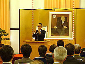 謝辞を述べる長尾前総長