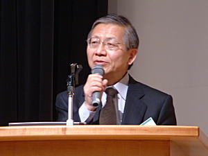 挨拶をする松重和美国際融合創造センター長・副学長
