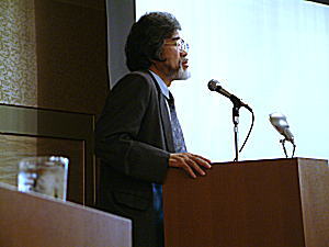 講演する中辻所長