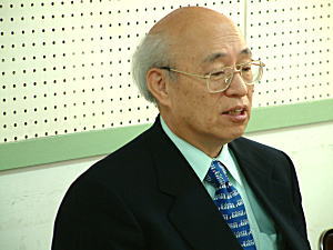 説明する東山副学長