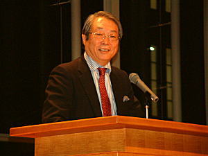 講演する佐藤大使