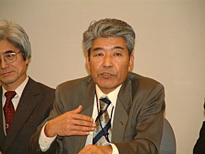説明する谷垣国際融合創造センター教授
