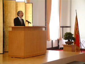 お祝いを述べる尾池総長