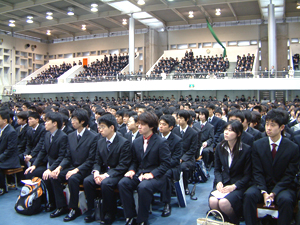 総長の話を聞く新入生