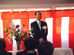 祝辞を述べる辻副学長