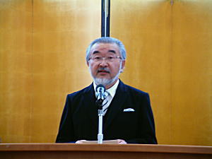 式辞を述べる尾池総長