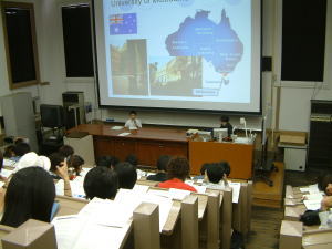 派遣留学の体験談を語る法学部の学生さん