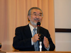 挨拶をする尾池総長 
