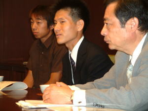 手前から陸上部顧問　津野工学研究科教授、情報学研究科　杉本さん、陸上競技部主将　松井さん