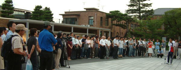 参加者に挨拶する杉本さん