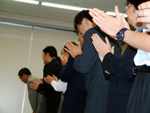 拍手を送る事務職員