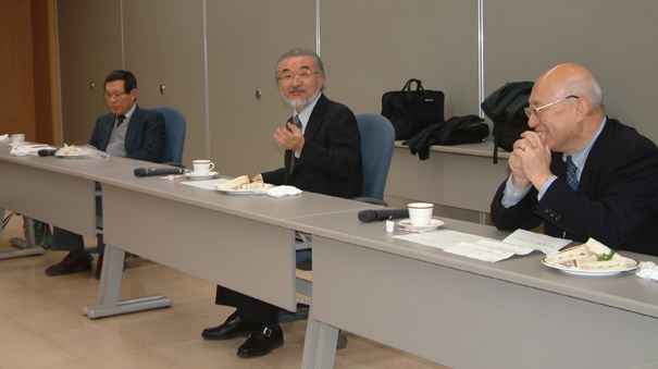 奥から富田 人間・環境学研究科長、尾池総長、東山副学長