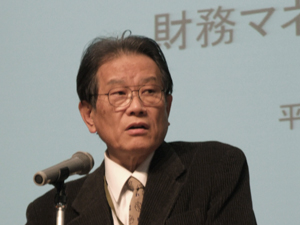 挨拶する松本理事