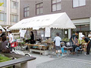 ステージ脇の売店