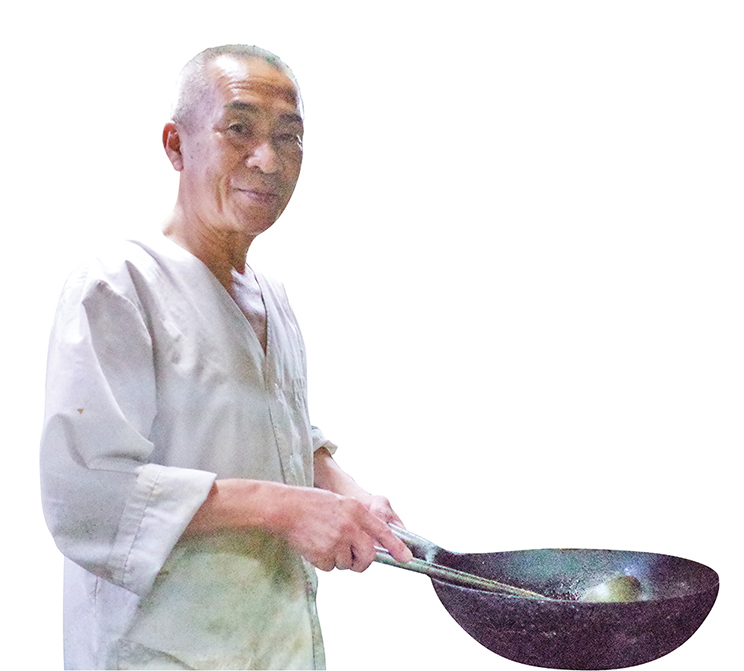 丸二食堂の大将の中村憲治さん
