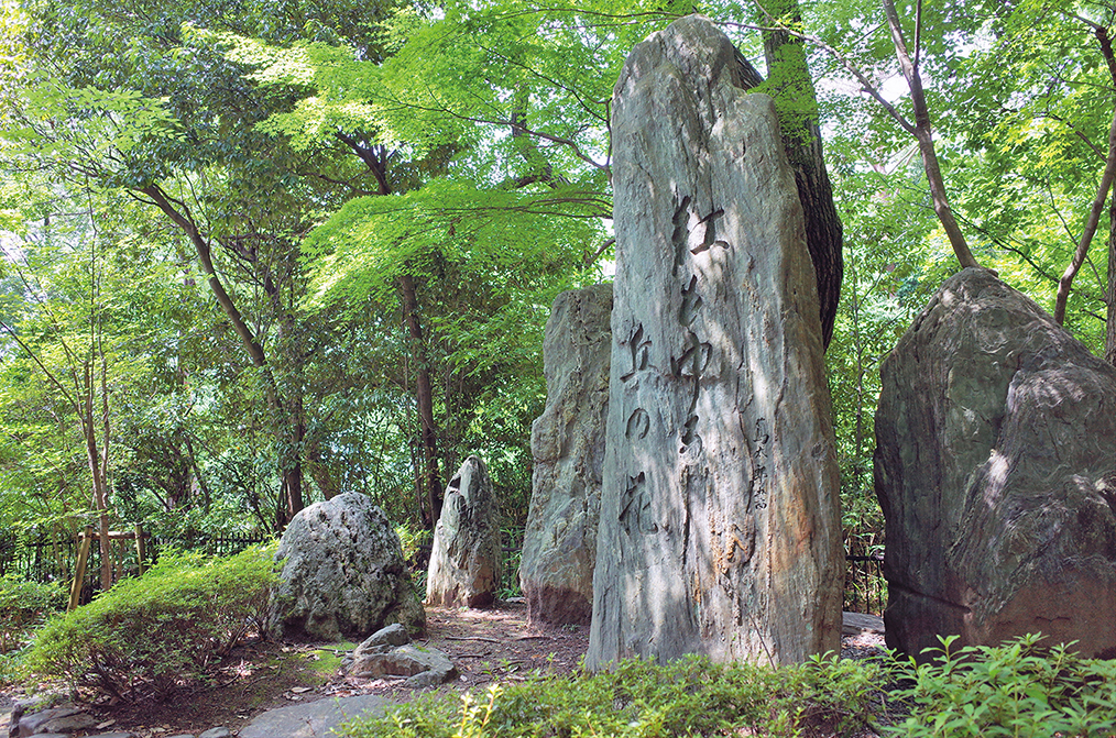 吉田山山頂に建つ三校寮歌の歌碑