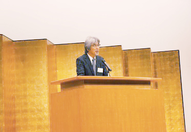 挨拶を行う山極総長